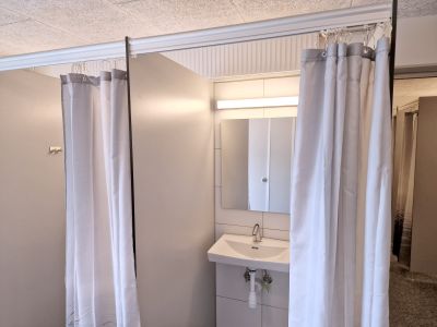 Zimmer mit Waschbecken und Spiegel