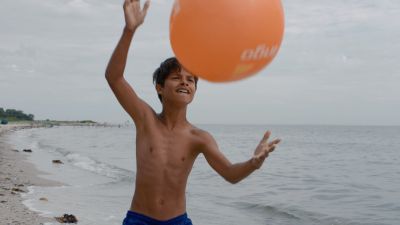 Spielen Sie am Strand