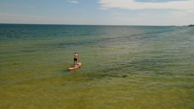 Paddelbrett auf ruhigem Wasser