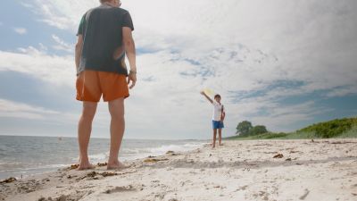 Spielen und spielen Sie am Strand